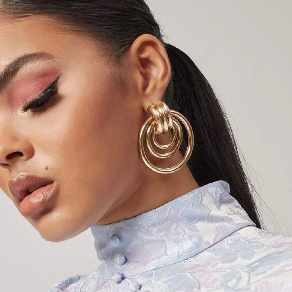 Beautiful gold earrings, very lightweight.